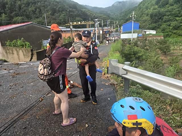 星夜驰援！丰润蓝天救援队跨区奔赴宽城暴雨灾区 安全转移群众140余人(图4)