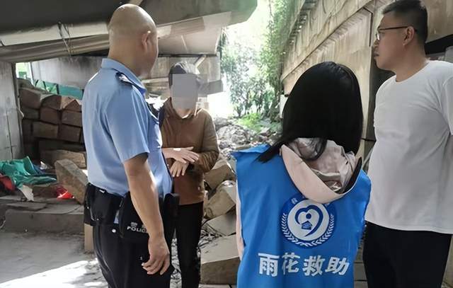 雨花救助温情守护 助流散人员就医治疗(图2)