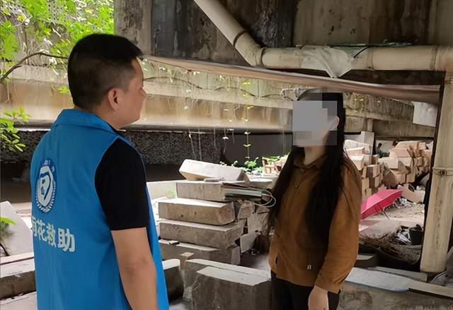 雨花救助温情守护 助流散人员就医治疗(图1)