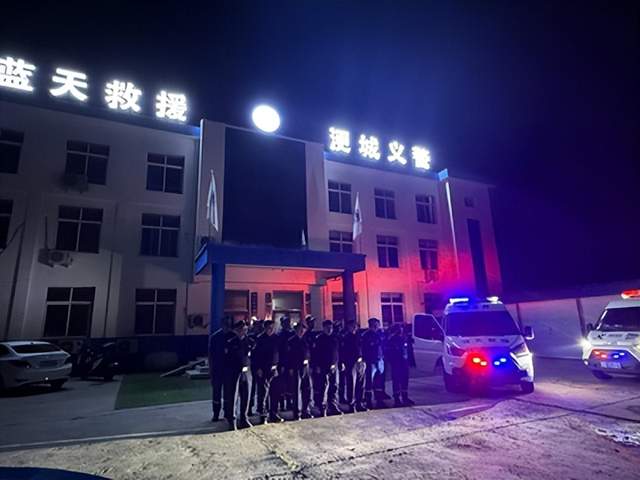 星夜驰援！丰润蓝天救援队跨区奔赴宽城暴雨灾区 安全转移群众140余人(图1)