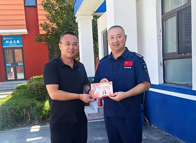 一张文创贺卡感恩教职工 盘锦弘毅中学与家委会打造和谐家校共育新局面(图3) 一张文创贺卡感恩教职工 盘锦弘毅中学与家委会打造和谐家校共育新局面(图3)
