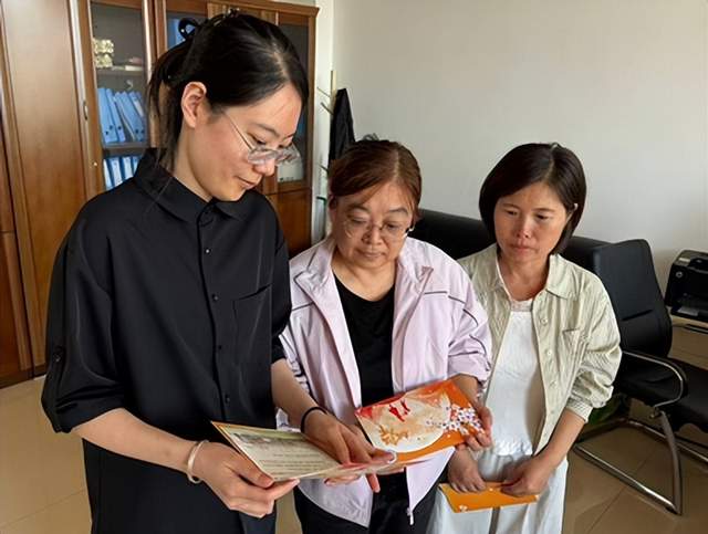 一张文创贺卡感恩教职工 盘锦弘毅中学与家委会打造和谐家校共育新局面(图1) 一张文创贺卡感恩教职工 盘锦弘毅中学与家委会打造和谐家校共育新局面(图1)