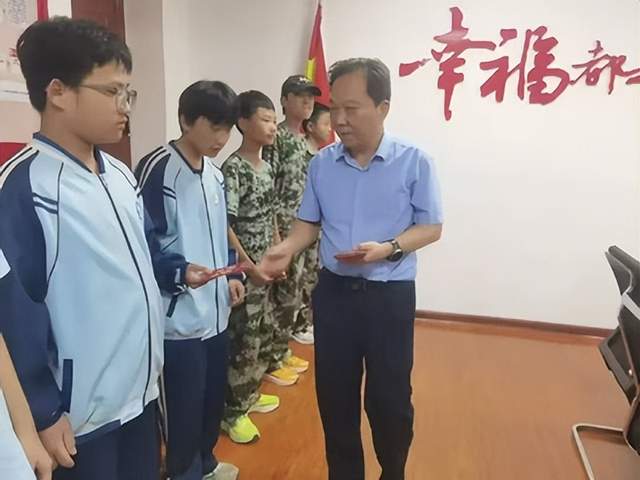 学雷锋践初心，爱心助学暖校园——爱心企业家慷慨解囊帮扶困难学子(图9)