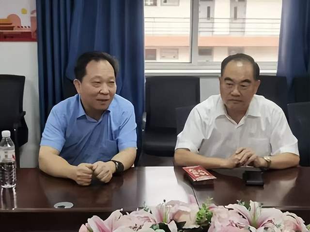 学雷锋践初心，爱心助学暖校园——爱心企业家慷慨解囊帮扶困难学子(图5)