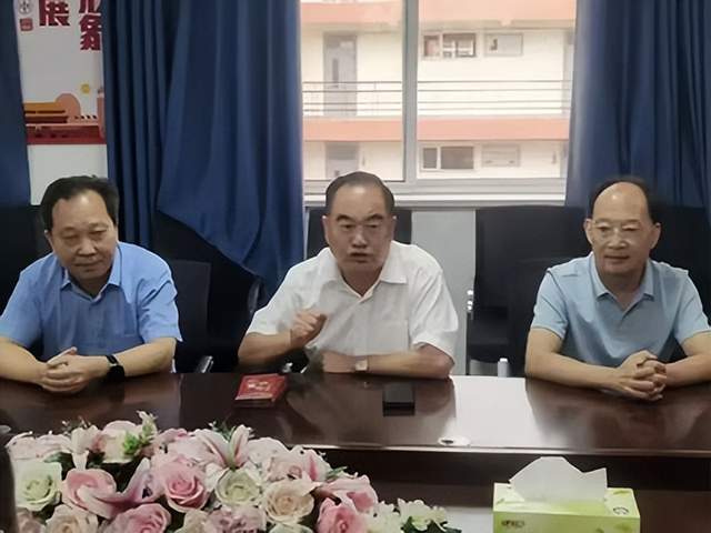 学雷锋践初心，爱心助学暖校园——爱心企业家慷慨解囊帮扶困难学子(图6)