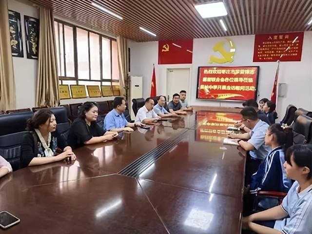 学雷锋践初心，爱心助学暖校园——爱心企业家慷慨解囊帮扶困难学子(图1)