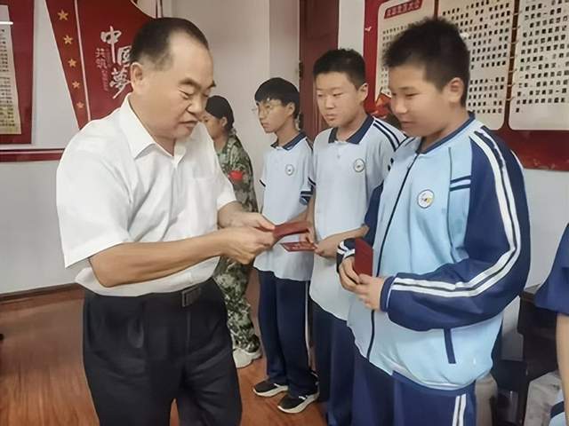 学雷锋践初心，爱心助学暖校园——爱心企业家慷慨解囊帮扶困难学子(图8)