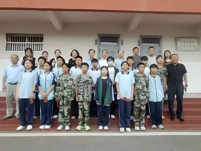 学雷锋践初心，爱心助学暖校园——爱心企业家慷慨解囊帮扶困难学子(图11)