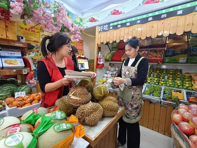  垃圾分类进商户 文明理念入民心——西湖社区联动部门开展垃圾分类志愿服务活动(图3)