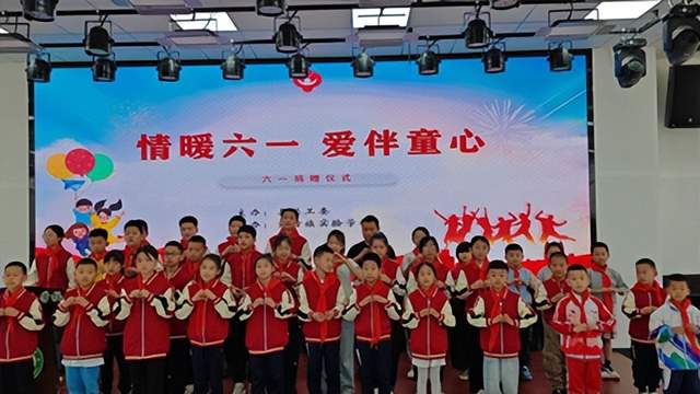 杜尔伯特县关工委“六一”慰问百名贫困儿童爱心捐助(图6)