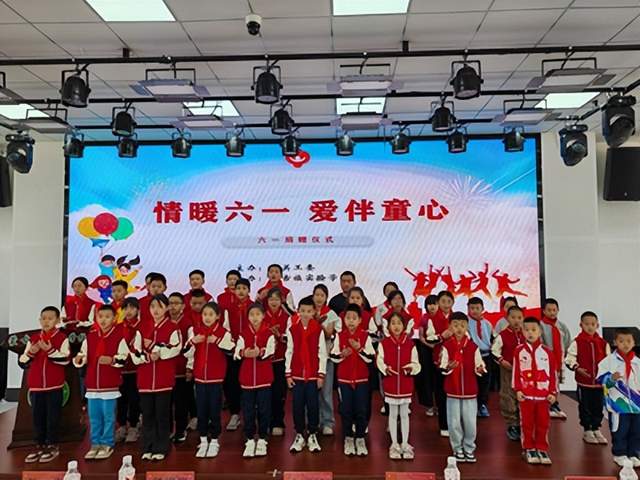 杜尔伯特县关工委“六一”慰问百名贫困儿童爱心捐助(图7)