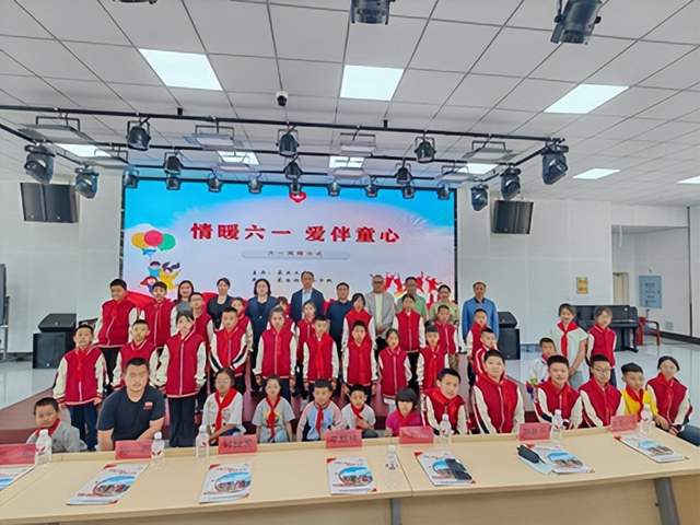 杜尔伯特县关工委“六一”慰问百名贫困儿童爱心捐助(图9)