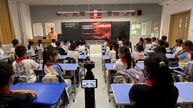 迎国庆 红色润童心——雄安雄东爱景小学开展 “为国而歌” 书记思政公开课(图1)