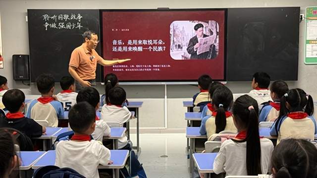 迎国庆 红色润童心——雄安雄东爱景小学开展 “为国而歌” 书记思政公开课(图2)