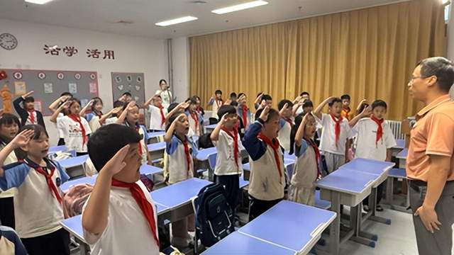 迎国庆 红色润童心——雄安雄东爱景小学开展 “为国而歌” 书记思政公开课(图6)