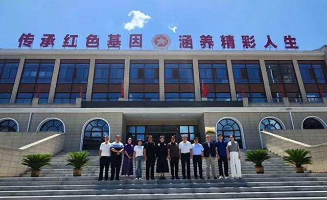 第七届“兰枫园丁奖”暨“传承红色基因 AI赋能大思政”教育活动举行(图4) 第七届“兰枫园丁奖”暨“传承红色基因 AI赋能大思政”教育活动举行(图4)