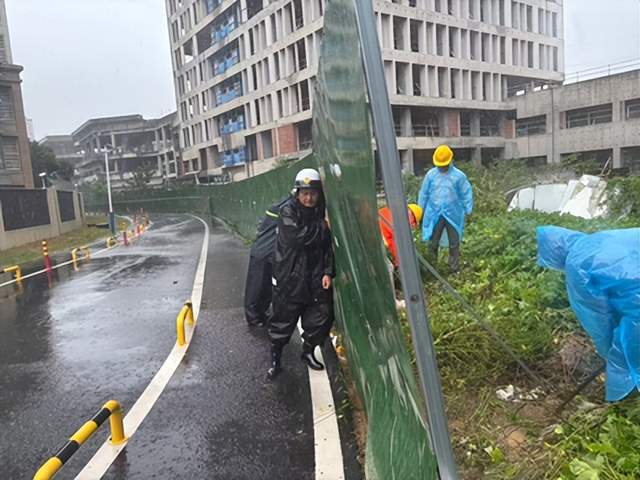 南京江宁城管严阵以待，守护城市安全度台风(图2)