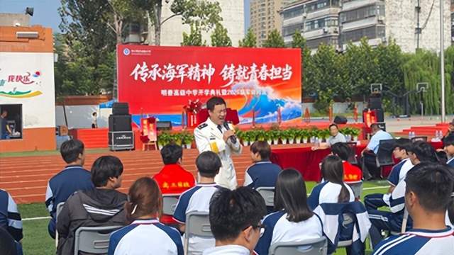 传承海军精神 铸就青春担当——赵文友上校舰船模型捐赠暨国防教育进明善校园活动举行(图12) 传承海军精神 铸就青春担当——赵文友上校舰船模型捐赠暨国防教育进明善校园活动举行(图12)