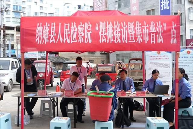 赶集日“摆摊接访” 检察服务零距离——纳雍县检察院开展集市普法宣传活动(图1)