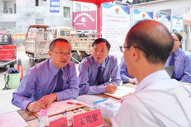 赶集日“摆摊接访” 检察服务零距离——纳雍县检察院开展集市普法宣传活动(图5)