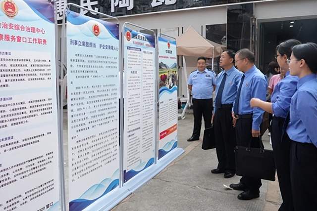 赶集日“摆摊接访” 检察服务零距离——纳雍县检察院开展集市普法宣传活动(图4)