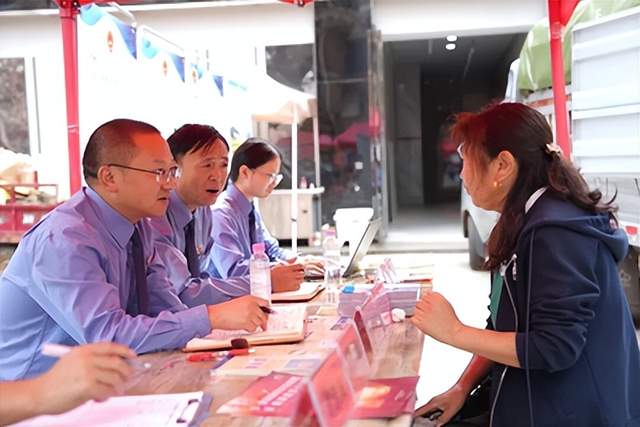 赶集日“摆摊接访” 检察服务零距离——纳雍县检察院开展集市普法宣传活动(图3)