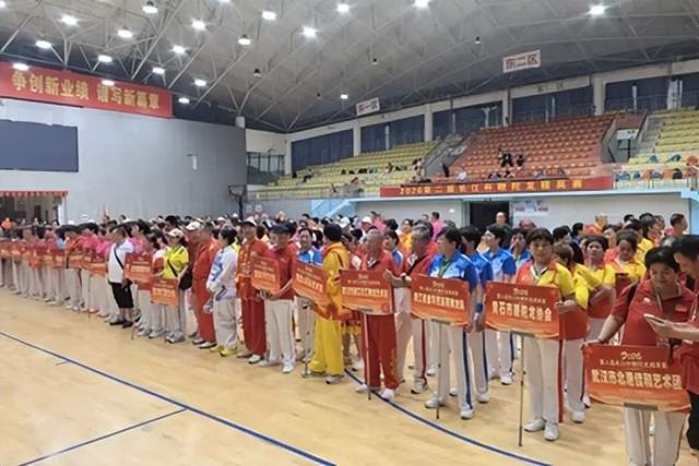 龙腾峡江焕新彩，文体交融谱新篇。5月23日上午，2026第二届“长江杯”全国鞭陀龙精英赛在湖北宜昌市秭归县体育馆隆重开赛。  龙腾三峡 逐梦大江 2026第二届“长江杯”全国鞭陀龙精英赛在湖北秭归盛大(图9)
