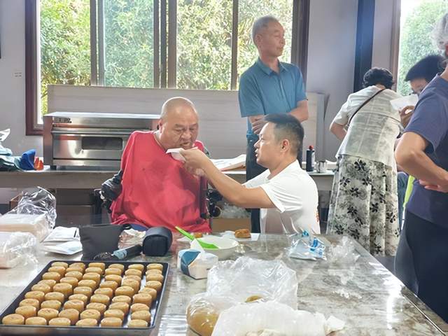 情暖中秋 饼寄温情——爱心企业月饼哥哥走进上善助残共制团圆味(图3)