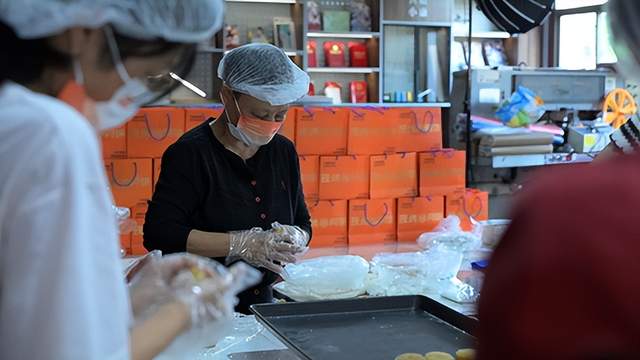 情暖中秋 饼寄温情——爱心企业月饼哥哥走进上善助残共制团圆味(图2)