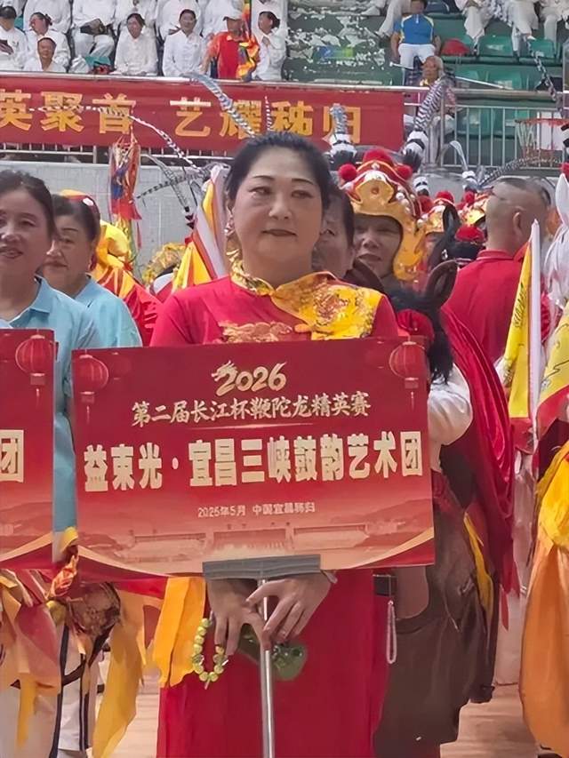 龙腾峡江焕新彩，文体交融谱新篇。5月23日上午，2026第二届“长江杯”全国鞭陀龙精英赛在湖北宜昌市秭归县体育馆隆重开赛。  龙腾三峡 逐梦大江 2026第二届“长江杯”全国鞭陀龙精英赛在湖北秭归盛大(图3)