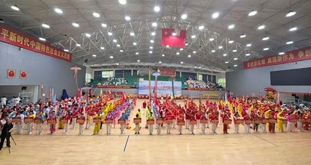 龙腾峡江焕新彩，文体交融谱新篇。5月23日上午，2026第二届“长江杯”全国鞭陀龙精英赛在湖北宜昌市秭归县体育馆隆重开赛。  龙腾三峡 逐梦大江 2026第二届“长江杯”全国鞭陀龙精英赛在湖北秭归盛大(图2)