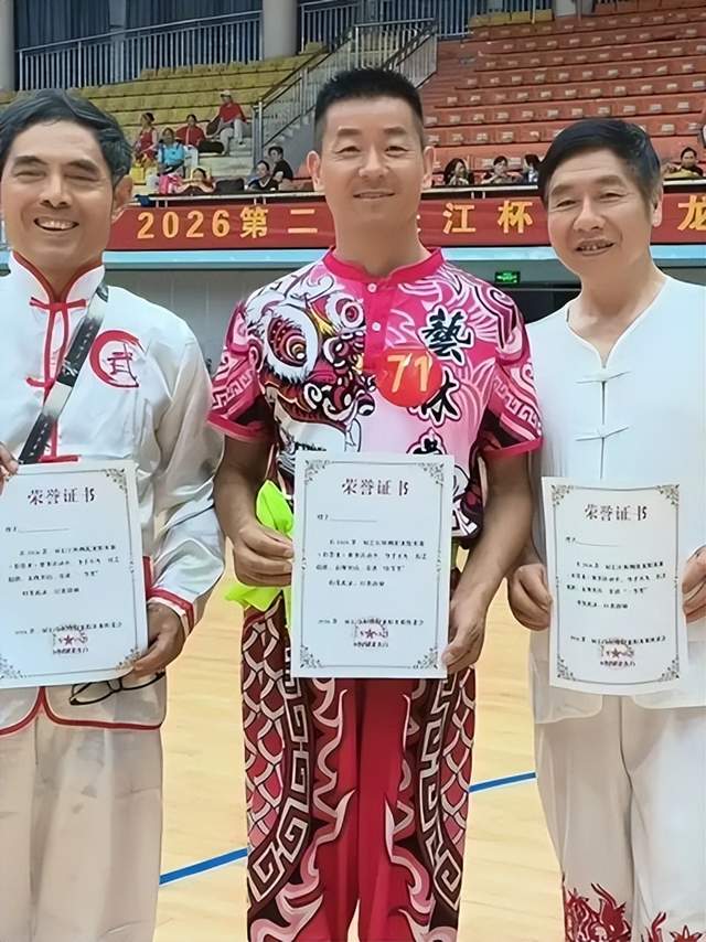 龙腾峡江焕新彩，文体交融谱新篇。5月23日上午，2026第二届“长江杯”全国鞭陀龙精英赛在湖北宜昌市秭归县体育馆隆重开赛。  龙腾三峡 逐梦大江 2026第二届“长江杯”全国鞭陀龙精英赛在湖北秭归盛大(图18)