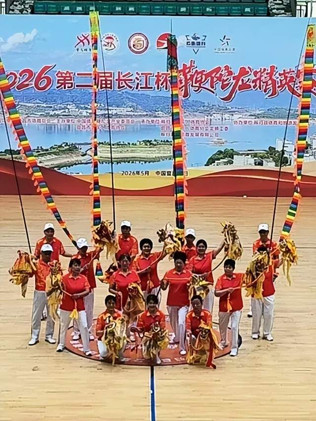 龙腾峡江焕新彩，文体交融谱新篇。5月23日上午，2026第二届“长江杯”全国鞭陀龙精英赛在湖北宜昌市秭归县体育馆隆重开赛。  龙腾三峡 逐梦大江 2026第二届“长江杯”全国鞭陀龙精英赛在湖北秭归盛大(图11)