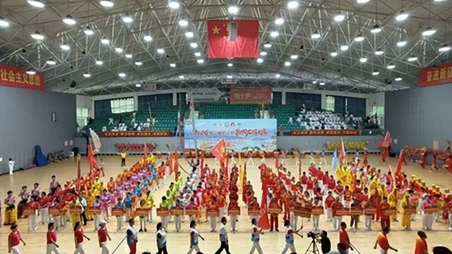 龙腾峡江焕新彩，文体交融谱新篇。5月23日上午，2026第二届“长江杯”全国鞭陀龙精英赛在湖北宜昌市秭归县体育馆隆重开赛。  龙腾三峡 逐梦大江 2026第二届“长江杯”全国鞭陀龙精英赛在湖北秭归盛大(图12)