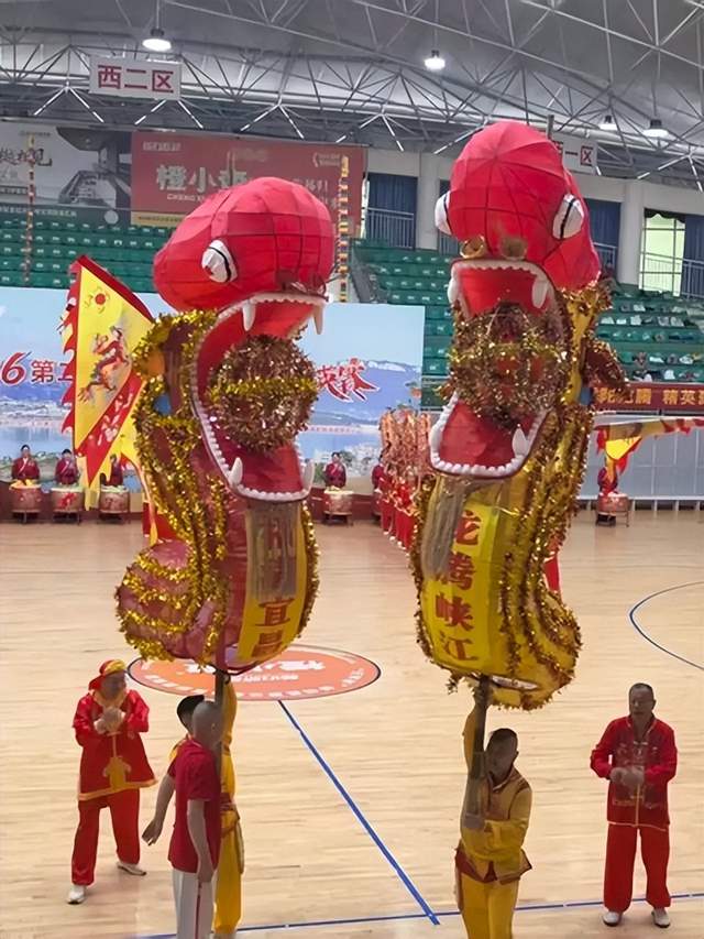 龙腾峡江焕新彩，文体交融谱新篇。5月23日上午，2026第二届“长江杯”全国鞭陀龙精英赛在湖北宜昌市秭归县体育馆隆重开赛。  龙腾三峡 逐梦大江 2026第二届“长江杯”全国鞭陀龙精英赛在湖北秭归盛大(图10)