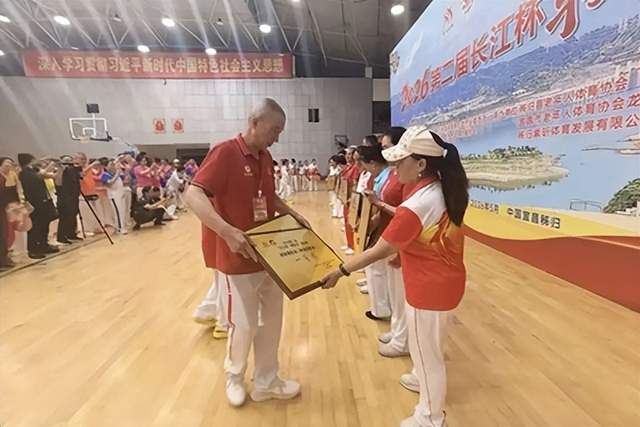 龙腾峡江焕新彩，文体交融谱新篇。5月23日上午，2026第二届“长江杯”全国鞭陀龙精英赛在湖北宜昌市秭归县体育馆隆重开赛。  龙腾三峡 逐梦大江 2026第二届“长江杯”全国鞭陀龙精英赛在湖北秭归盛大(图21)