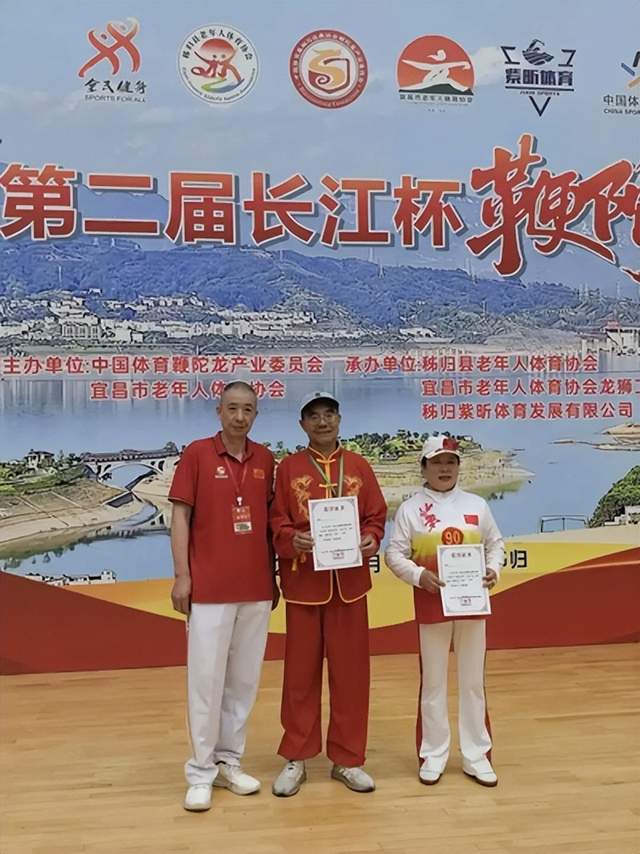 龙腾峡江焕新彩，文体交融谱新篇。5月23日上午，2026第二届“长江杯”全国鞭陀龙精英赛在湖北宜昌市秭归县体育馆隆重开赛。  龙腾三峡 逐梦大江 2026第二届“长江杯”全国鞭陀龙精英赛在湖北秭归盛大(图19)