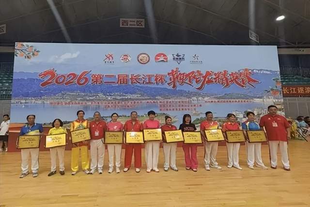 龙腾峡江焕新彩，文体交融谱新篇。5月23日上午，2026第二届“长江杯”全国鞭陀龙精英赛在湖北宜昌市秭归县体育馆隆重开赛。  龙腾三峡 逐梦大江 2026第二届“长江杯”全国鞭陀龙精英赛在湖北秭归盛大(图22)