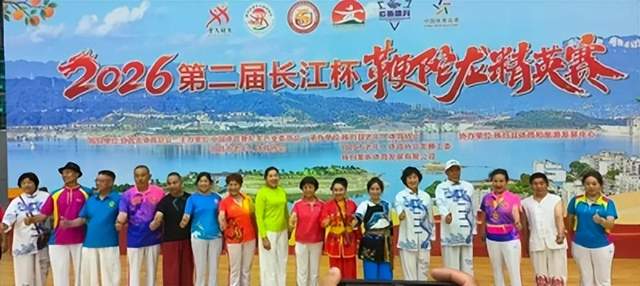 龙腾峡江焕新彩，文体交融谱新篇。5月23日上午，2026第二届“长江杯”全国鞭陀龙精英赛在湖北宜昌市秭归县体育馆隆重开赛。  龙腾三峡 逐梦大江 2026第二届“长江杯”全国鞭陀龙精英赛在湖北秭归盛大(图23)
