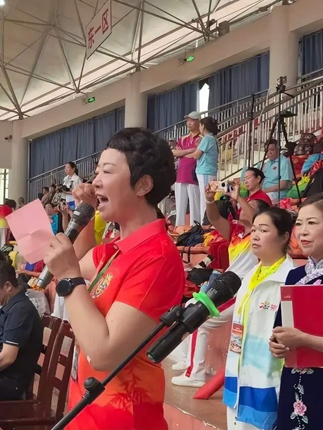 龙腾峡江焕新彩，文体交融谱新篇。5月23日上午，2026第二届“长江杯”全国鞭陀龙精英赛在湖北宜昌市秭归县体育馆隆重开赛。  龙腾三峡 逐梦大江 2026第二届“长江杯”全国鞭陀龙精英赛在湖北秭归盛大(图4)