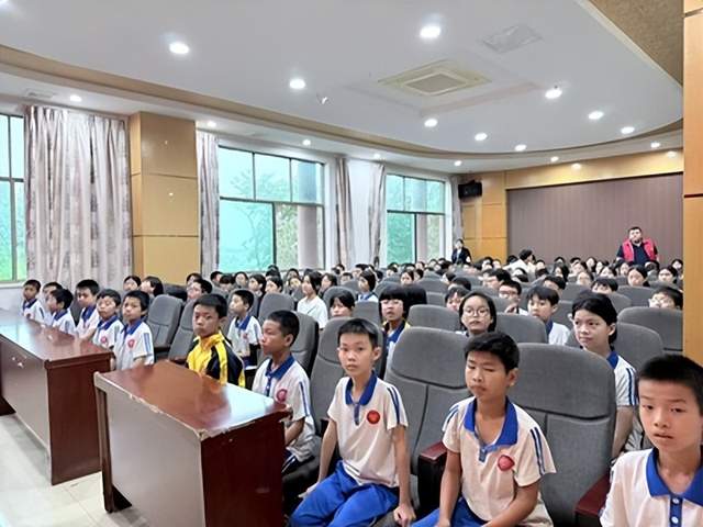 琪沁正能量携手爱心企业为祁东风石堰镇启航学校学子捐赠爱心鞋履(图3)
