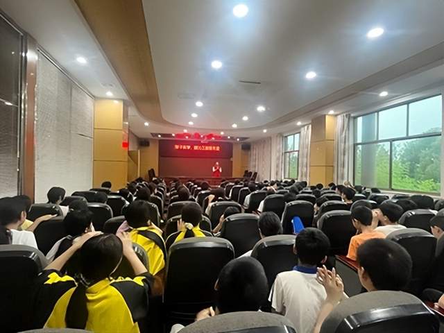 琪沁正能量携手爱心企业为祁东风石堰镇启航学校学子捐赠爱心鞋履(图1)