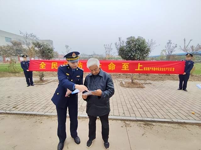 河南交投信阳第三支部淮滨中队：风雨守高速处置故障车辆，守护道路安全(图2)