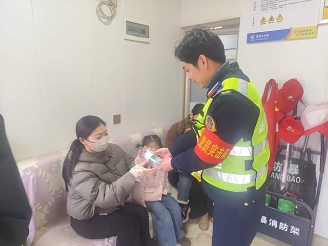 河南交投信阳第三支部淮滨中队：风雨守高速处置故障车辆，守护道路安全(图3)
