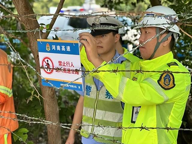 河南交投信阳第三支部淮滨中队：风雨守高速处置故障车辆，守护道路安全(图4)
