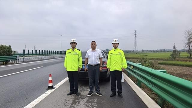 河南交投信阳第三支部淮滨中队：风雨守高速处置故障车辆，守护道路安全(图1)